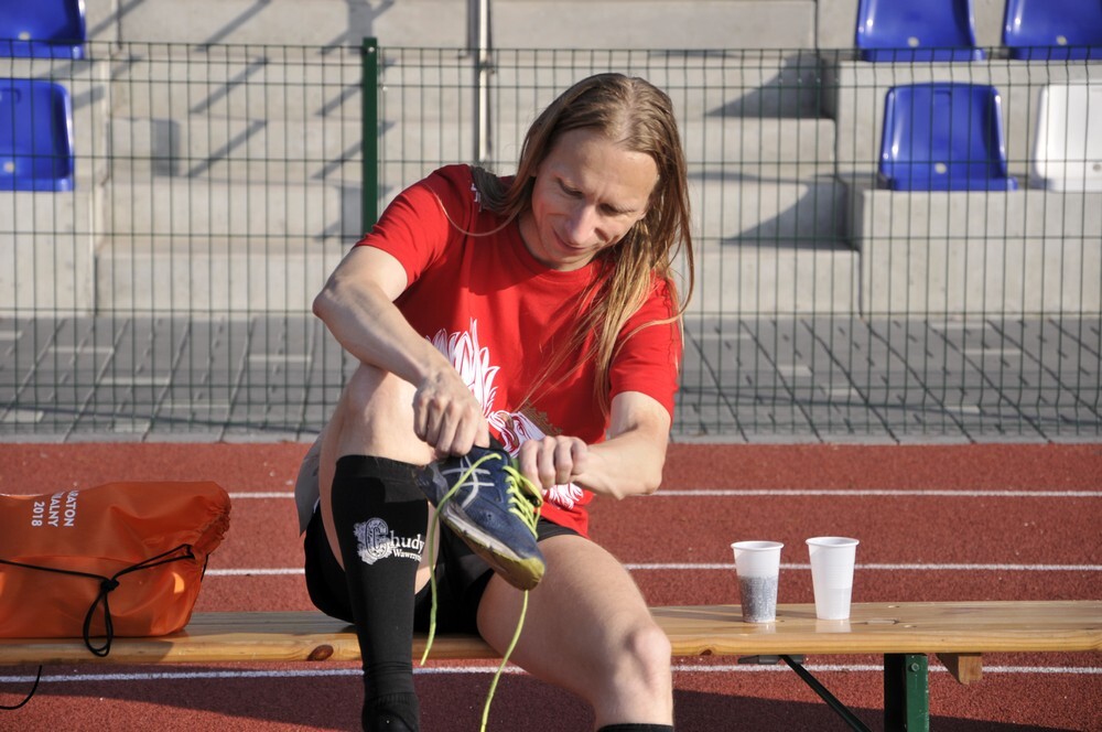 Na stadionie lekkoatletycznym przy ul. Czarnoleśnej  grupa 60 sportowych śmiałków podjęła się niezwykłego zadania – postanowili przebiec 100 kilometrów, aby w ten sposób uczcić stulecie odzyskania niepodległości przez Polskę.