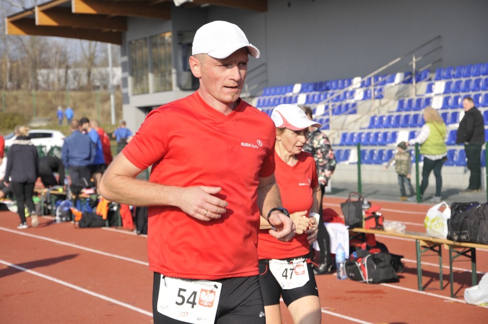 Na stadionie lekkoatletycznym przy ul. Czarnoleśnej  grupa 60 sportowych śmiałków podjęła się niezwykłego zadania – postanowili przebiec 100 kilometrów, aby w ten sposób uczcić stulecie odzyskania niepodległości przez Polskę.
