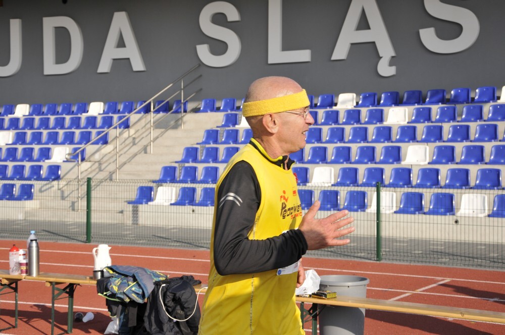 Na stadionie lekkoatletycznym przy ul. Czarnoleśnej  grupa 60 sportowych śmiałków podjęła się niezwykłego zadania – postanowili przebiec 100 kilometrów, aby w ten sposób uczcić stulecie odzyskania niepodległości przez Polskę.