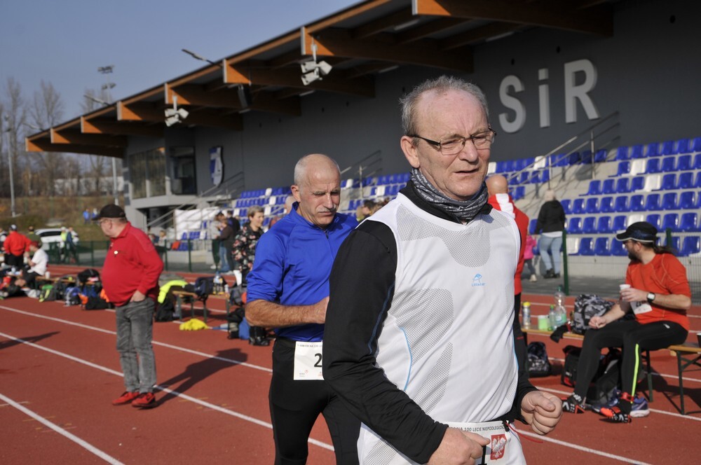 Na stadionie lekkoatletycznym przy ul. Czarnoleśnej  grupa 60 sportowych śmiałków podjęła się niezwykłego zadania – postanowili przebiec 100 kilometrów, aby w ten sposób uczcić stulecie odzyskania niepodległości przez Polskę.