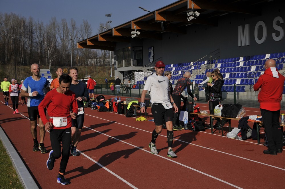 Na stadionie lekkoatletycznym przy ul. Czarnoleśnej  grupa 60 sportowych śmiałków podjęła się niezwykłego zadania – postanowili przebiec 100 kilometrów, aby w ten sposób uczcić stulecie odzyskania niepodległości przez Polskę.