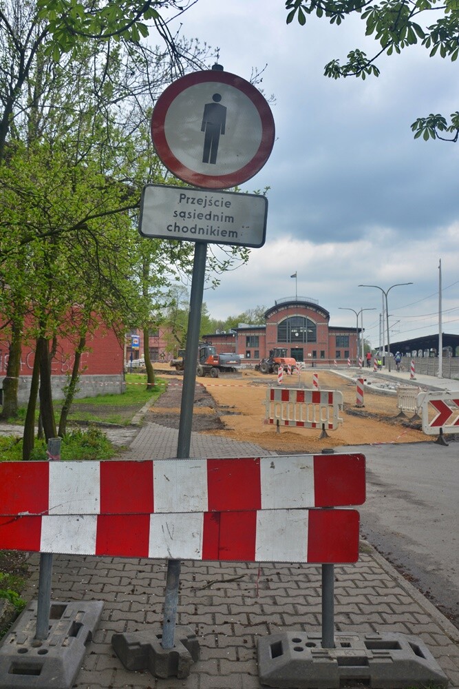 Trwa uporządkowywanie terenu przed dworcem kolejowym w dzielnicy Chebzie. Na inwestycję zostało przyznane dofinansowanie z Rządowego Funduszu Rozwoju Dróg. Jak wygląda postęp prac?

fot. Jacek Knapik