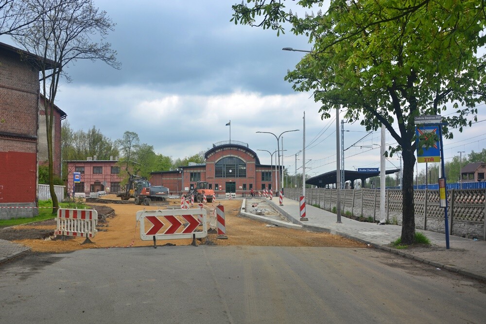 Trwa uporządkowywanie terenu przed dworcem kolejowym w dzielnicy Chebzie. Na inwestycję zostało przyznane dofinansowanie z Rządowego Funduszu Rozwoju Dróg. Jak wygląda postęp prac?

fot. Jacek Knapik