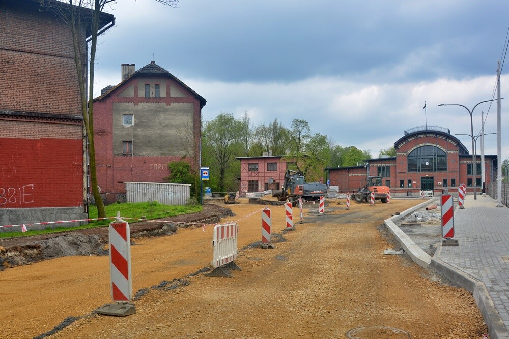 Trwa uporządkowywanie terenu przed dworcem kolejowym w dzielnicy Chebzie. Na inwestycję zostało przyznane dofinansowanie z Rządowego Funduszu Rozwoju Dróg. Jak wygląda postęp prac?

fot. Jacek Knapik