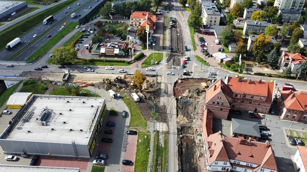 5 września ruszyła przebudowa ul. Wolności w  Rudzie Śląskiej – Rudzie. Główne prace aktualnie toczą się na skrzyżowaniu ul. Wolności, Zabrzańskiej i 1 Maja, które jest przebudowywane, a w jego miejscu powstaje rondo. Zobaczcie, jak wygląda postęp prac. 

fot. Marek Buczyński