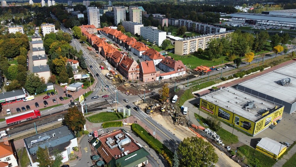 5 września ruszyła przebudowa ul. Wolności w  Rudzie Śląskiej – Rudzie. Główne prace aktualnie toczą się na skrzyżowaniu ul. Wolności, Zabrzańskiej i 1 Maja, które jest przebudowywane, a w jego miejscu powstaje rondo. Zobaczcie, jak wygląda postęp prac. 

fot. Marek Buczyński