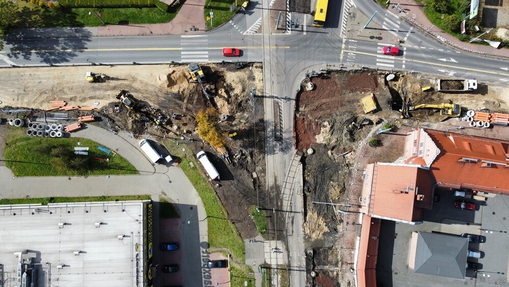 5 września ruszyła przebudowa ul. Wolności w  Rudzie Śląskiej – Rudzie. Główne prace aktualnie toczą się na skrzyżowaniu ul. Wolności, Zabrzańskiej i 1 Maja, które jest przebudowywane, a w jego miejscu powstaje rondo. Zobaczcie, jak wygląda postęp prac. 

fot. Marek Buczyński