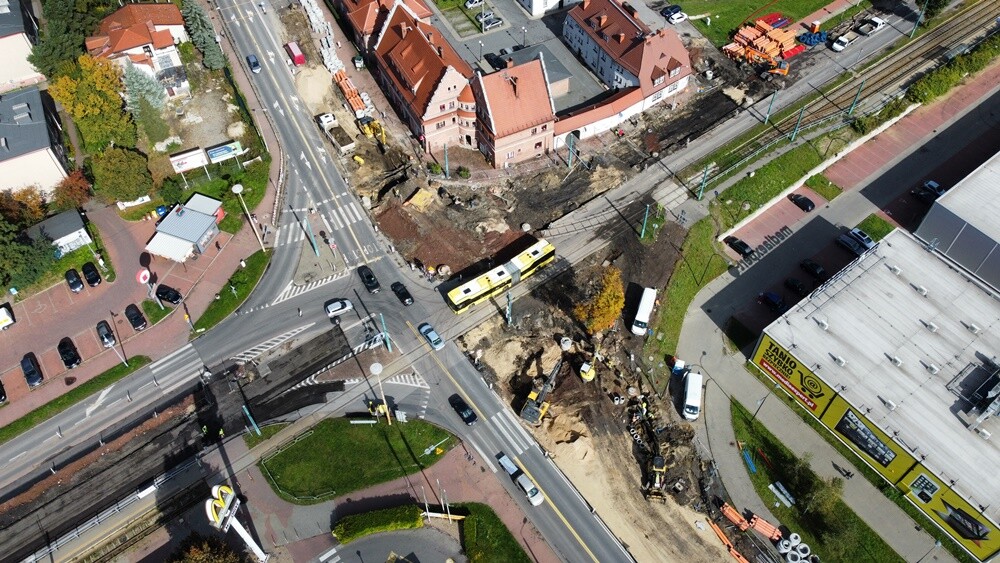 5 września ruszyła przebudowa ul. Wolności w  Rudzie Śląskiej – Rudzie. Główne prace aktualnie toczą się na skrzyżowaniu ul. Wolności, Zabrzańskiej i 1 Maja, które jest przebudowywane, a w jego miejscu powstaje rondo. Zobaczcie, jak wygląda postęp prac. 

fot. Marek Buczyński