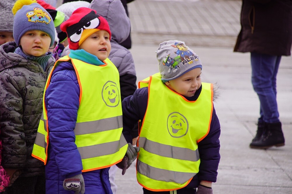 Przedszkolaki z różnych rudzkich przedszkoli przywitały dzisiaj wiosnę na nowobytomskim rynku. Dzieci przygotowały papierowe kwiaty, które rozdawały rano mieszkańcom Rudy Śląskiej. Przemaszerowały wraz z opiekunami w kolorowym pochodzie głośno nawołując wiosnę.