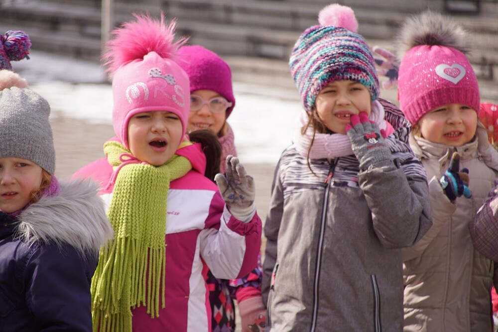 Przedszkolaki z różnych rudzkich przedszkoli przywitały dzisiaj wiosnę na nowobytomskim rynku. Dzieci przygotowały papierowe kwiaty, które rozdawały rano mieszkańcom Rudy Śląskiej. Przemaszerowały wraz z opiekunami w kolorowym pochodzie głośno nawołując wiosnę.