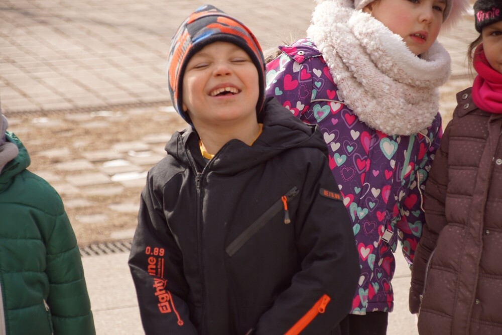 Przedszkolaki z różnych rudzkich przedszkoli przywitały dzisiaj wiosnę na nowobytomskim rynku. Dzieci przygotowały papierowe kwiaty, które rozdawały rano mieszkańcom Rudy Śląskiej. Przemaszerowały wraz z opiekunami w kolorowym pochodzie głośno nawołując wiosnę.