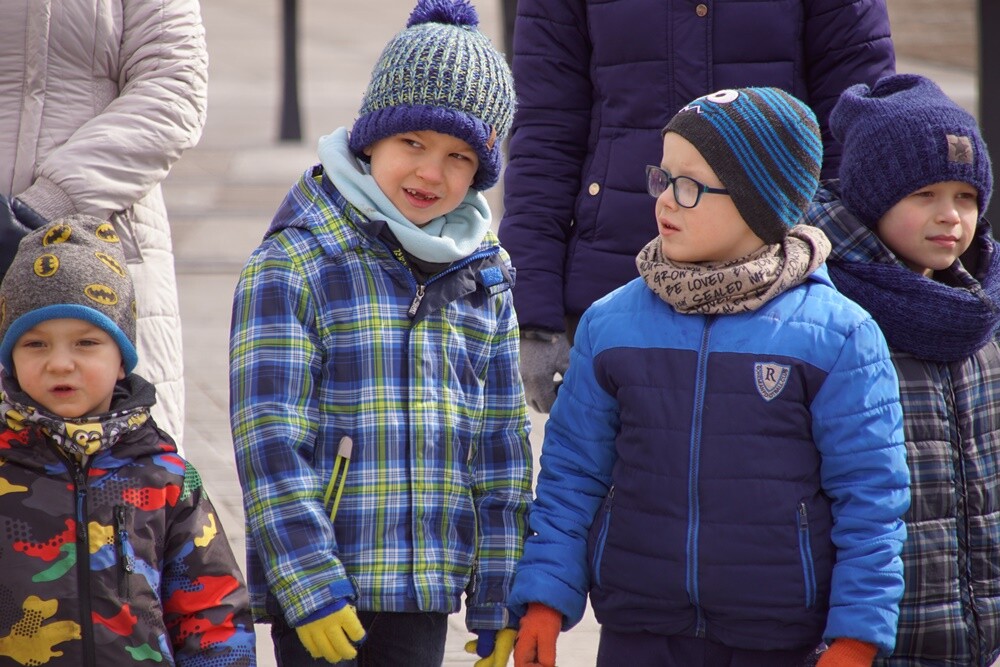 Przedszkolaki z różnych rudzkich przedszkoli przywitały dzisiaj wiosnę na nowobytomskim rynku. Dzieci przygotowały papierowe kwiaty, które rozdawały rano mieszkańcom Rudy Śląskiej. Przemaszerowały wraz z opiekunami w kolorowym pochodzie głośno nawołując wiosnę.