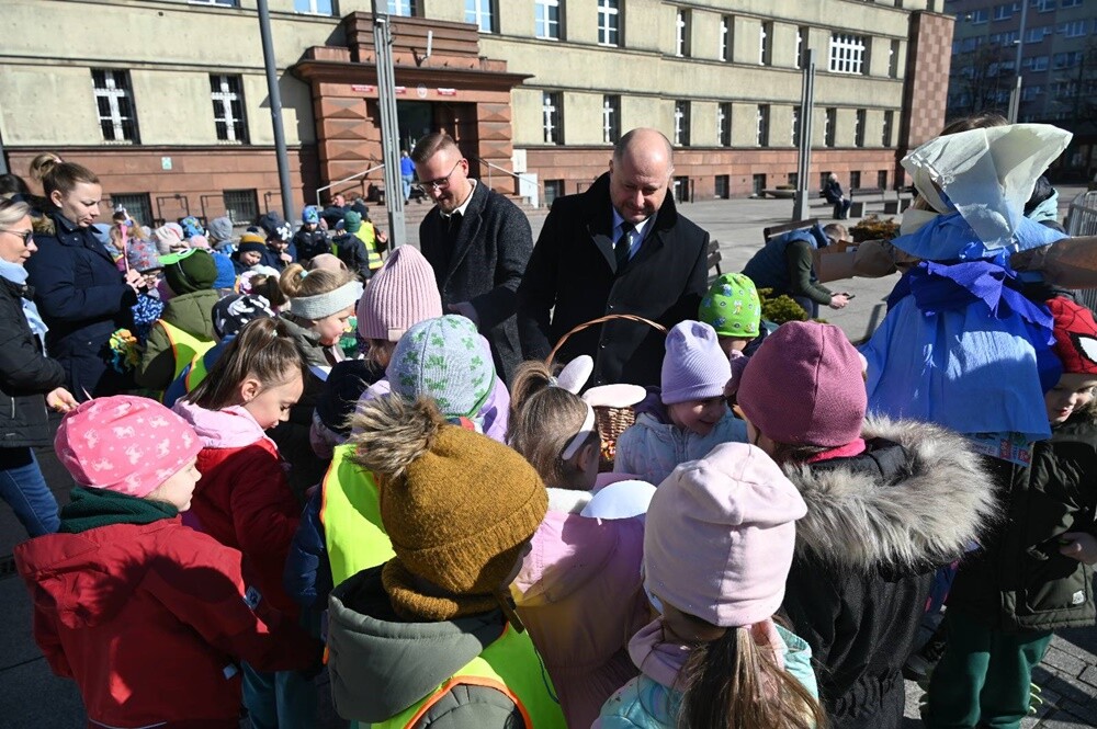 Przedszkolaki przywitały wiosnę na rynku w Nowym Bytomiu. / fot. UM Ruda Śląska