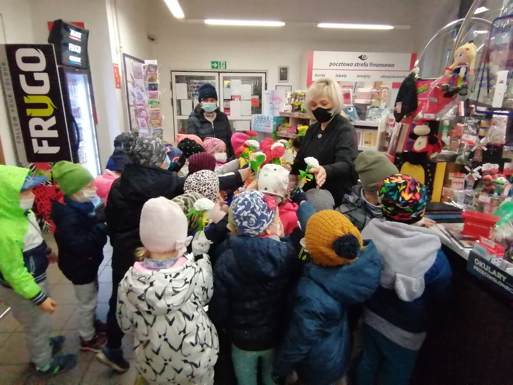 Wczoraj najmłodsi rudzianie złożyli wizytę w Urzędzie Pocztowym. Zobaczyli, jak wygląda praca na poczcie oraz dowiedzieli się co dzieje się z wysłanym listem, zanim dotrze do odbiorcy.