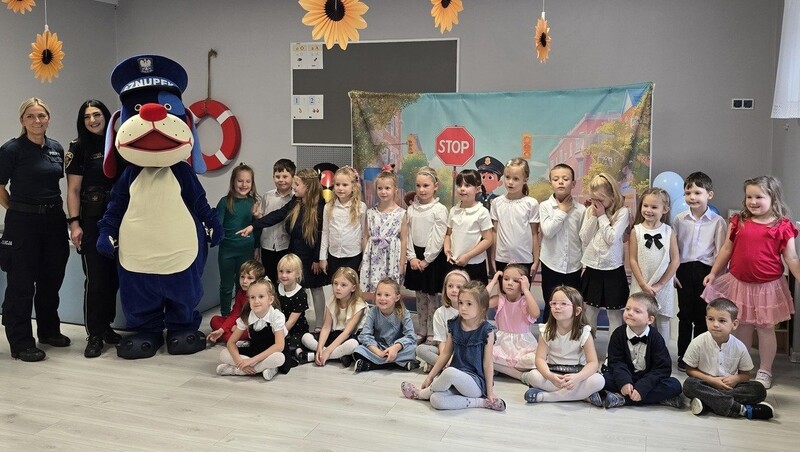 Przedszkolaki ze Świętochłowic uczą zasad ruchu drogowego z pomocą policji i Sznupka