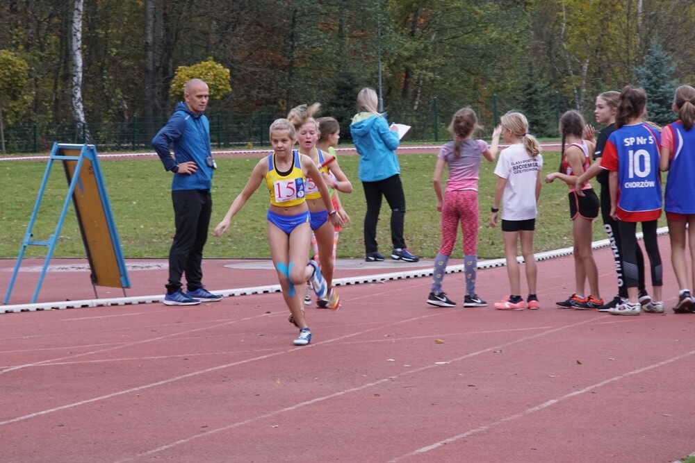 Około 600 młodych zawodników ze szkół podstawowych i ponadpodstawowych wystartowało w Finale Wojewódzkim Sztafetowych Biegów Przełajowych. Na bieżni Szkoły Podstawowej nr 15 Sportowej w Halembie nie brakowało wielu emocji.