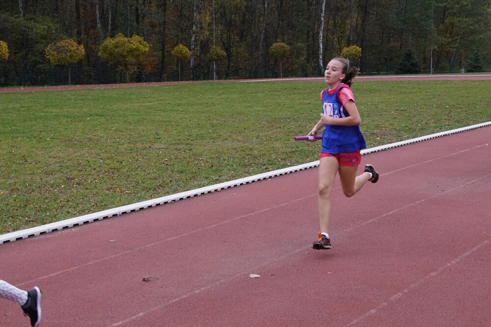 Około 600 młodych zawodników ze szkół podstawowych i ponadpodstawowych wystartowało w Finale Wojewódzkim Sztafetowych Biegów Przełajowych. Na bieżni Szkoły Podstawowej nr 15 Sportowej w Halembie nie brakowało wielu emocji.
