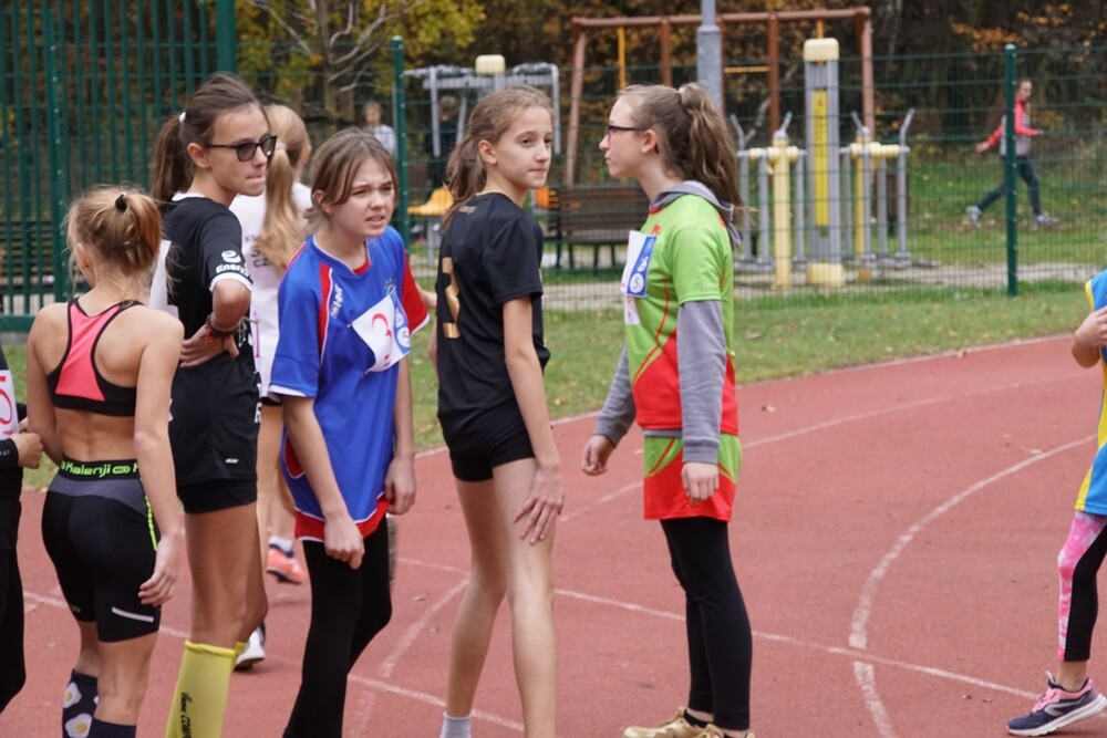 Około 600 młodych zawodników ze szkół podstawowych i ponadpodstawowych wystartowało w Finale Wojewódzkim Sztafetowych Biegów Przełajowych. Na bieżni Szkoły Podstawowej nr 15 Sportowej w Halembie nie brakowało wielu emocji.