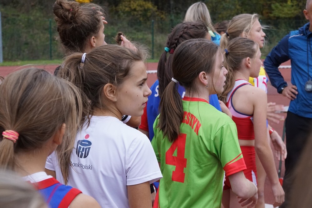 Około 600 młodych zawodników ze szkół podstawowych i ponadpodstawowych wystartowało w Finale Wojewódzkim Sztafetowych Biegów Przełajowych. Na bieżni Szkoły Podstawowej nr 15 Sportowej w Halembie nie brakowało wielu emocji.