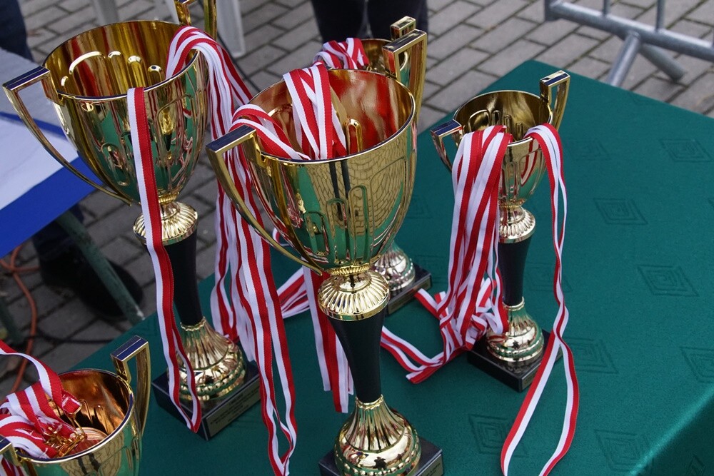 Około 600 młodych zawodników ze szkół podstawowych i ponadpodstawowych wystartowało w Finale Wojewódzkim Sztafetowych Biegów Przełajowych. Na bieżni Szkoły Podstawowej nr 15 Sportowej w Halembie nie brakowało wielu emocji.