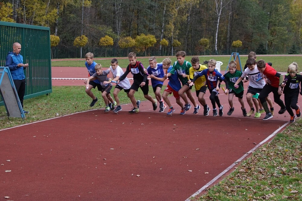 Około 600 młodych zawodników ze szkół podstawowych i ponadpodstawowych wystartowało w Finale Wojewódzkim Sztafetowych Biegów Przełajowych. Na bieżni Szkoły Podstawowej nr 15 Sportowej w Halembie nie brakowało wielu emocji.