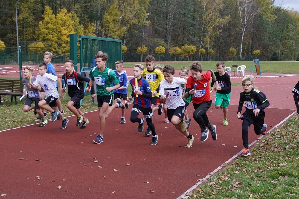 Około 600 młodych zawodników ze szkół podstawowych i ponadpodstawowych wystartowało w Finale Wojewódzkim Sztafetowych Biegów Przełajowych. Na bieżni Szkoły Podstawowej nr 15 Sportowej w Halembie nie brakowało wielu emocji.