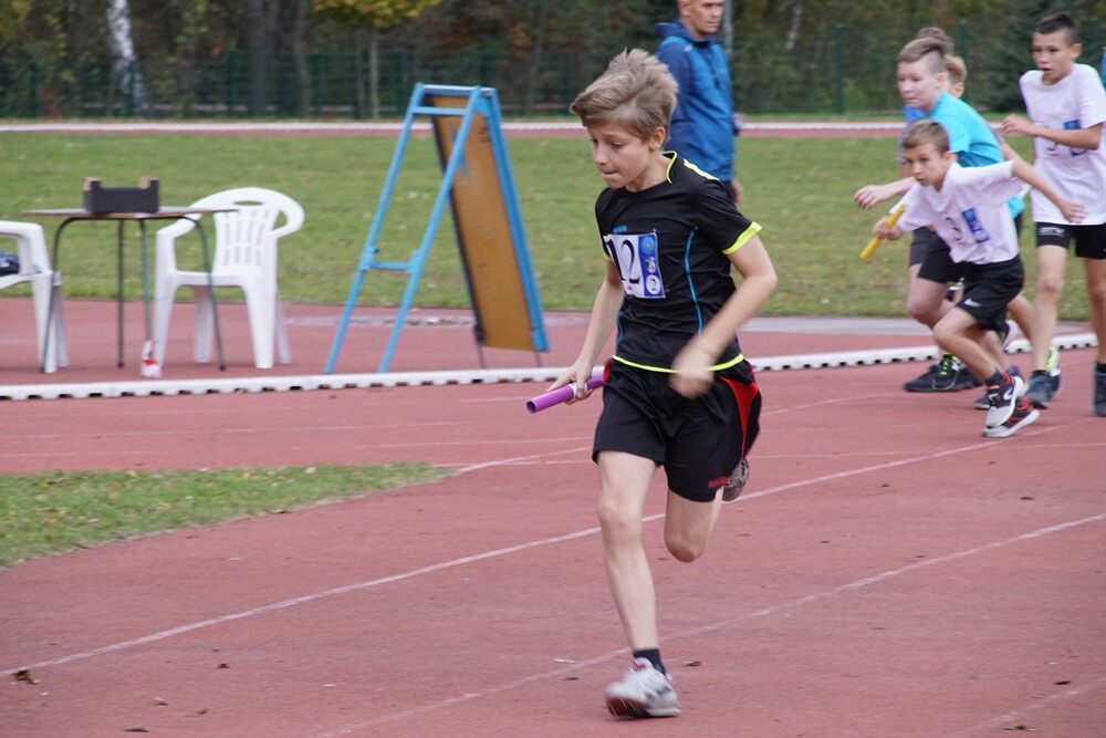 Około 600 młodych zawodników ze szkół podstawowych i ponadpodstawowych wystartowało w Finale Wojewódzkim Sztafetowych Biegów Przełajowych. Na bieżni Szkoły Podstawowej nr 15 Sportowej w Halembie nie brakowało wielu emocji.