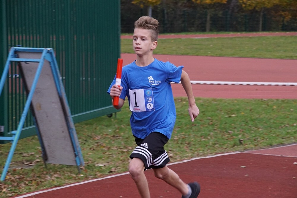 Około 600 młodych zawodników ze szkół podstawowych i ponadpodstawowych wystartowało w Finale Wojewódzkim Sztafetowych Biegów Przełajowych. Na bieżni Szkoły Podstawowej nr 15 Sportowej w Halembie nie brakowało wielu emocji.
