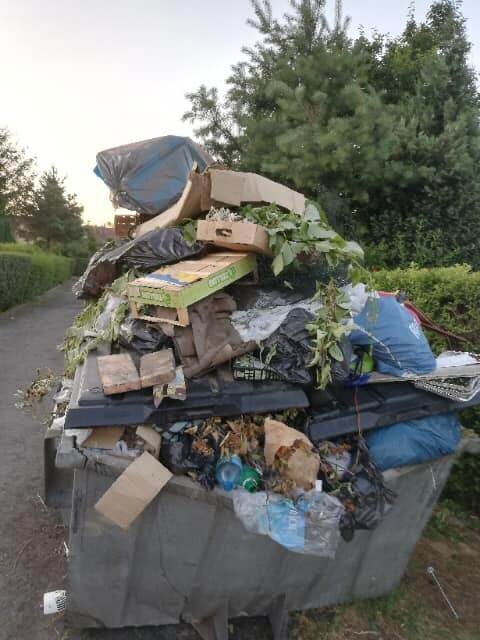 Ogródki działkowe toną w śmieciach? Wczoraj wiceprezydent Krzysztof Mejer na swoim profilu Facebookowym udostępnił zdjęcia przepełnionych kontenerów na śmieci z adnotacją, że firma PreZero ogłosiła, ze przestaje odbierać odpady z ogródków działkowych. Powód? W pojemnikach rozstawionych w RODach jest wszystko: gruz, odpady komunalne, bio i odpady ponadgabarytowe.