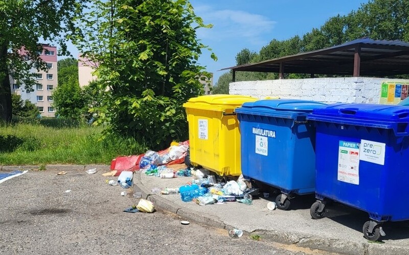 Przepełnione śmietniki bądź ich brak. Powodem zmiana firmy wywożącej śmieci