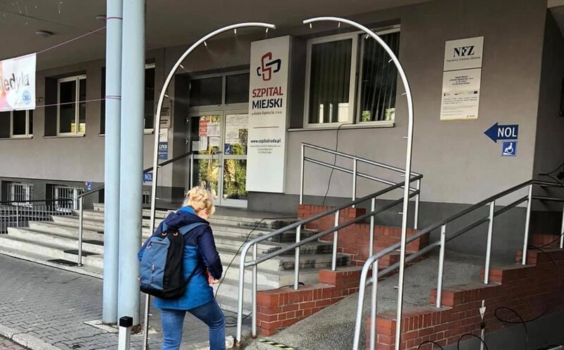 Przy wejściu do szpitala w Goduli została zamontowana kurtyna dezynfekcyjna