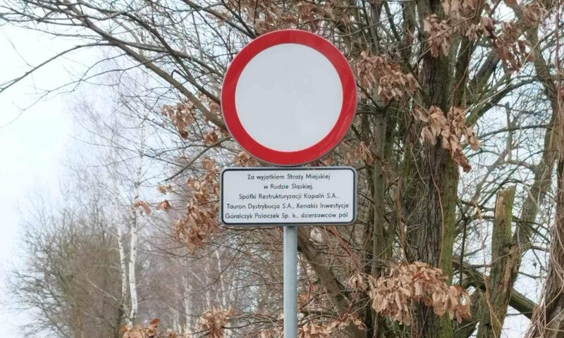 Przy wjeździe na teren zielony stanął zakaz ruchu. Trwa walka z dzikimi wysypiskami