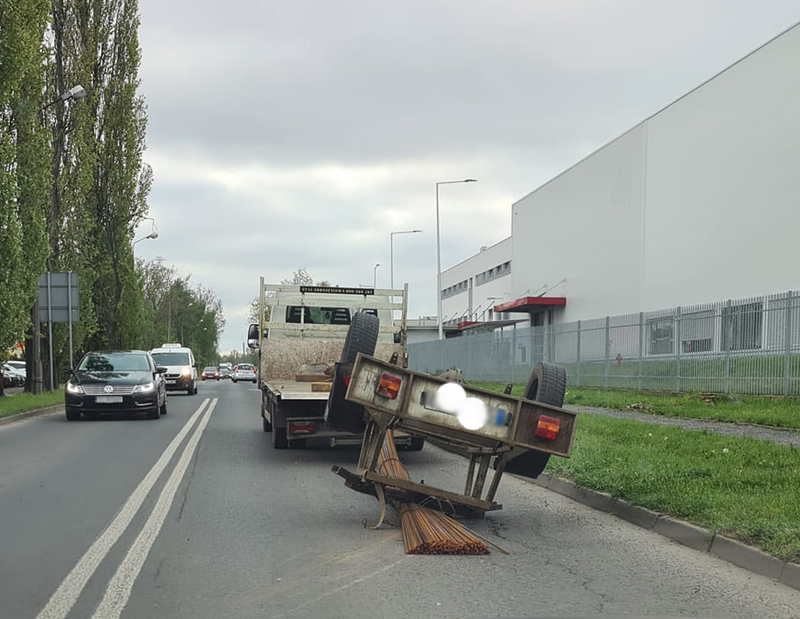 Przyczepa przewróciła się na zakręcie! Groźne zdarzenie na rudzkim skrzyżowaniu [FILM] 