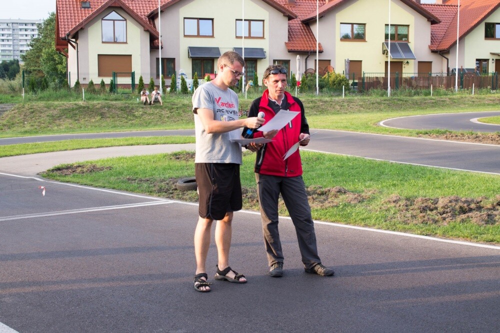 W ubiegłą niedzielę w Rudzie Śląskiej odbyła się rywalizacja o Puchar Karpat Modeli Zdalnie Sterowanych elektrycznych i spalinowych On-Road. Kilkadziesiąt modeli stanęło na starcie toru modelarskiego przy ul. Kolberga.