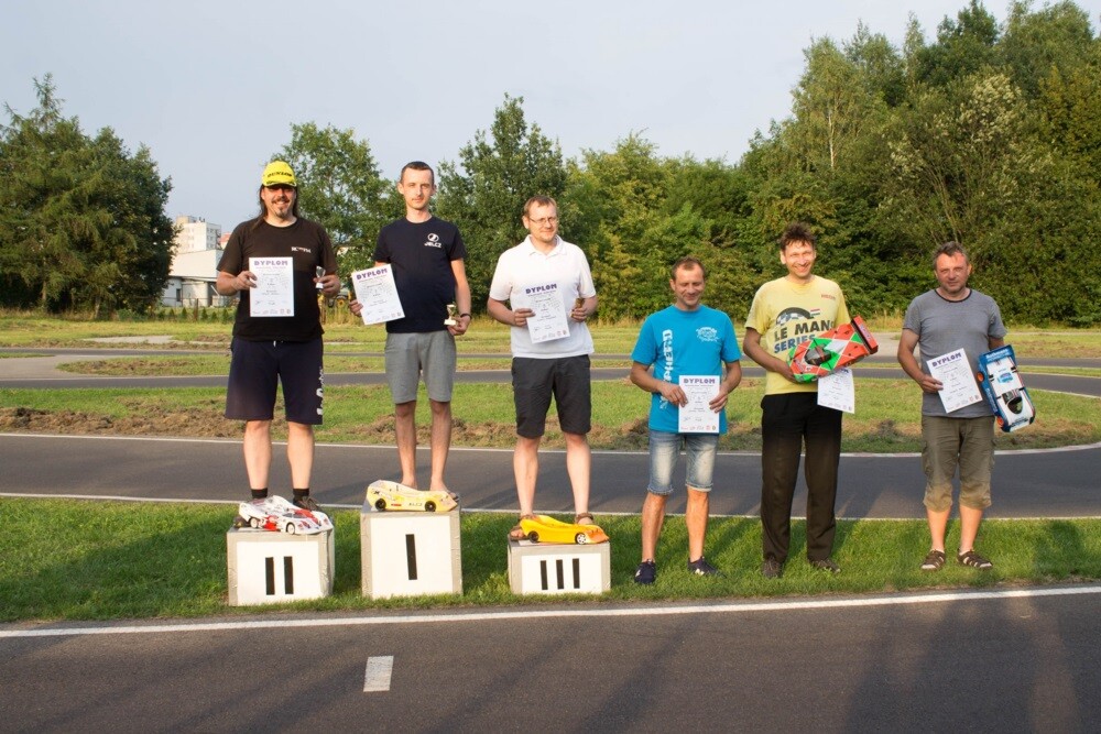 W ubiegłą niedzielę w Rudzie Śląskiej odbyła się rywalizacja o Puchar Karpat Modeli Zdalnie Sterowanych elektrycznych i spalinowych On-Road. Kilkadziesiąt modeli stanęło na starcie toru modelarskiego przy ul. Kolberga.