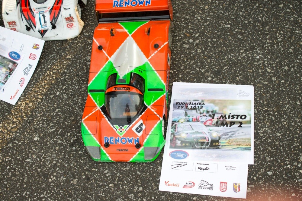 W ubiegłą niedzielę w Rudzie Śląskiej odbyła się rywalizacja o Puchar Karpat Modeli Zdalnie Sterowanych elektrycznych i spalinowych On-Road. Kilkadziesiąt modeli stanęło na starcie toru modelarskiego przy ul. Kolberga.