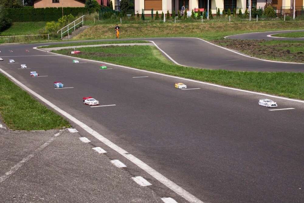 W ubiegłą niedzielę w Rudzie Śląskiej odbyła się rywalizacja o Puchar Karpat Modeli Zdalnie Sterowanych elektrycznych i spalinowych On-Road. Kilkadziesiąt modeli stanęło na starcie toru modelarskiego przy ul. Kolberga.