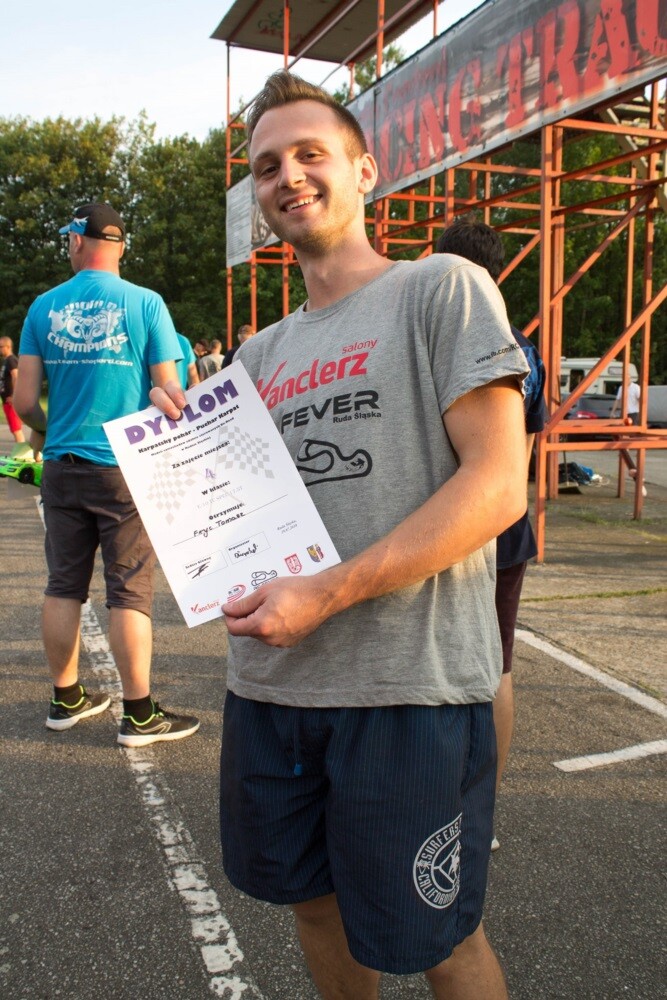 W ubiegłą niedzielę w Rudzie Śląskiej odbyła się rywalizacja o Puchar Karpat Modeli Zdalnie Sterowanych elektrycznych i spalinowych On-Road. Kilkadziesiąt modeli stanęło na starcie toru modelarskiego przy ul. Kolberga.