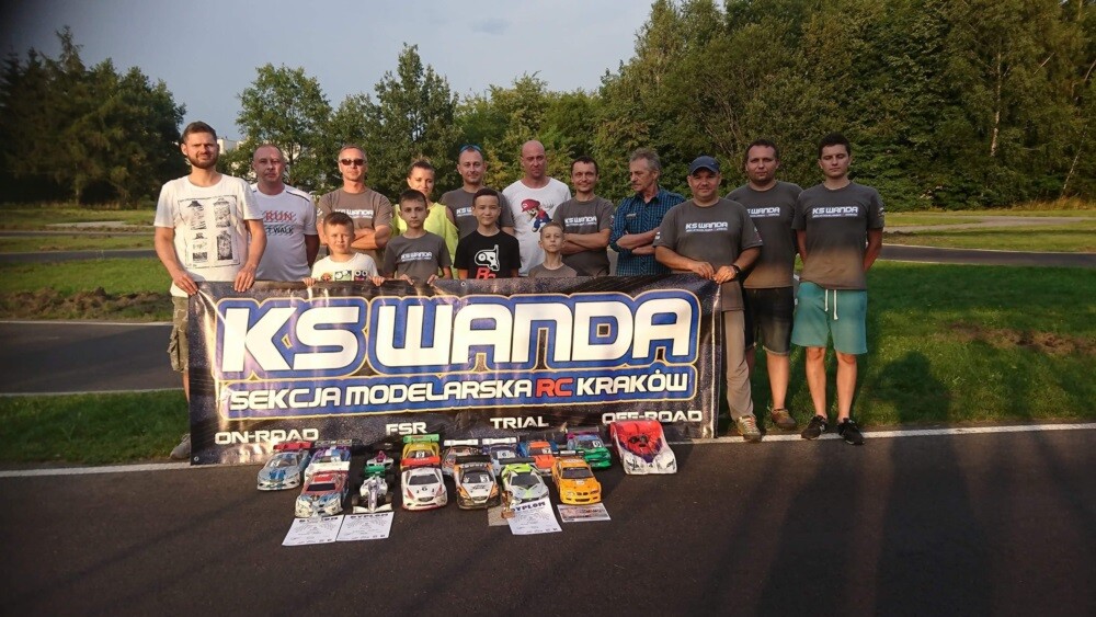 W ubiegłą niedzielę w Rudzie Śląskiej odbyła się rywalizacja o Puchar Karpat Modeli Zdalnie Sterowanych elektrycznych i spalinowych On-Road. Kilkadziesiąt modeli stanęło na starcie toru modelarskiego przy ul. Kolberga.