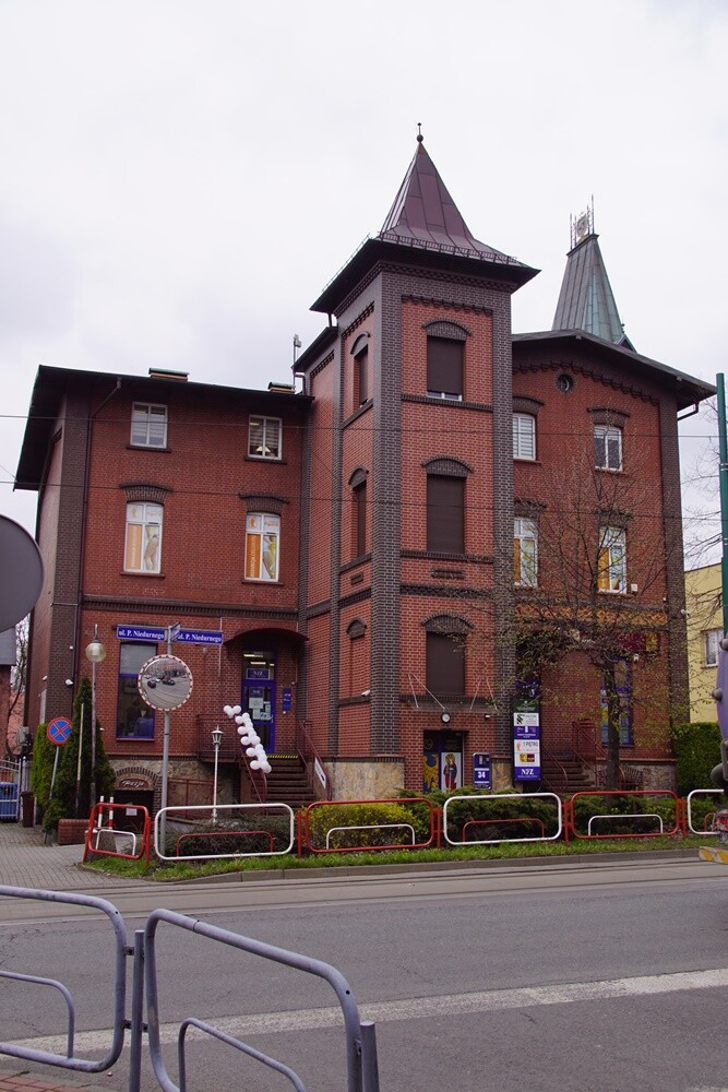 Od 27 kwietnia br. w Rudzie Śląskiej przy ul. Piotra Niedurnego 34 będzie działać Punkt Obsługi Klientów Śląskiego Oddziału Wojewódzkiego Narodowego Funduszu Zdrowia. Będzie w nim można otrzymać informacje oraz załatwić szereg spraw związanych z ubezpieczeniem zdrowotnym.