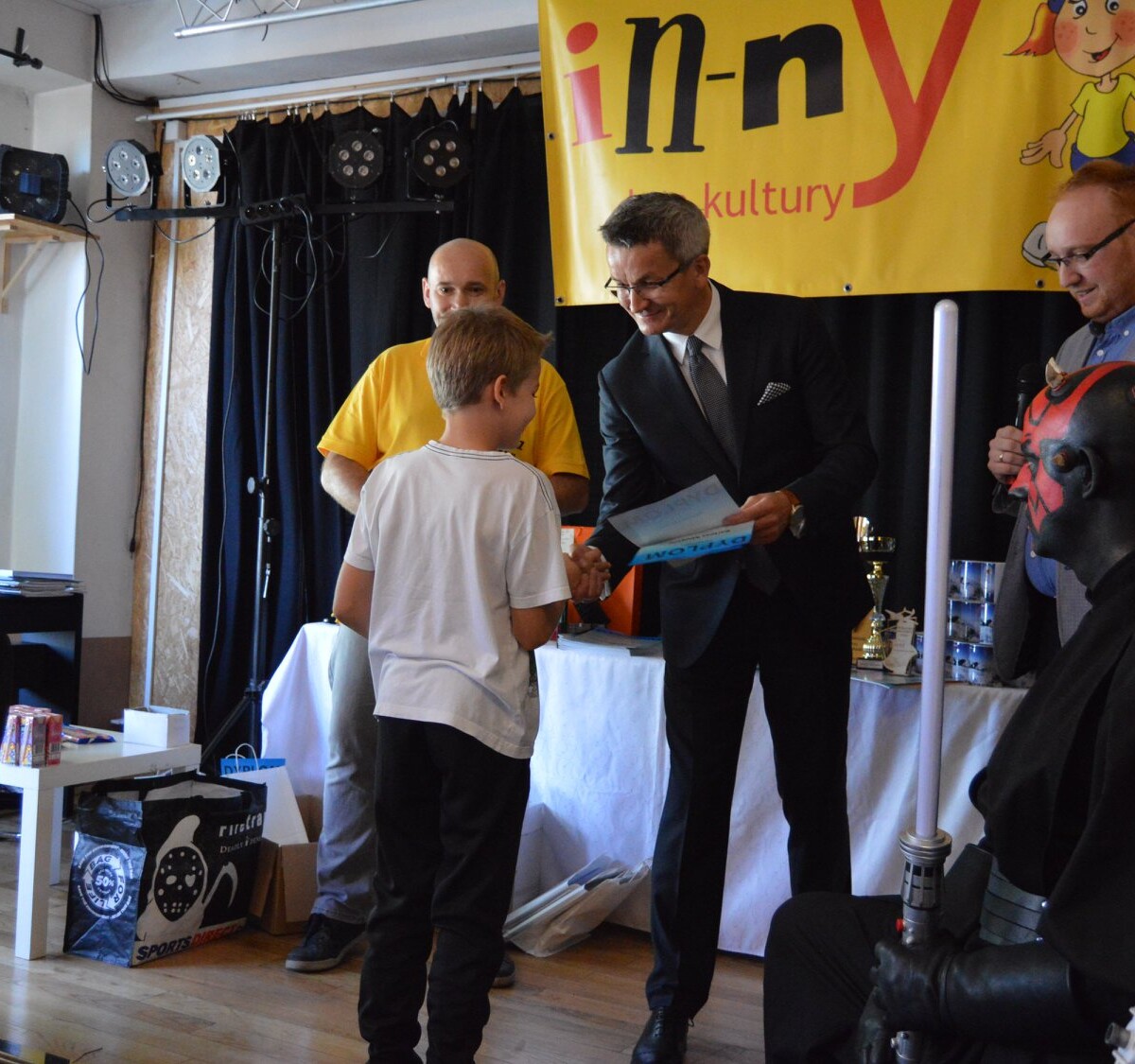 W ostatni weekend międzynarodowe grono modelarzy zawitało do Kochłowic. In-nY Dom Kultury po raz ósmy zorganizował Regionalny Konkurs Modeli Kartonowych.