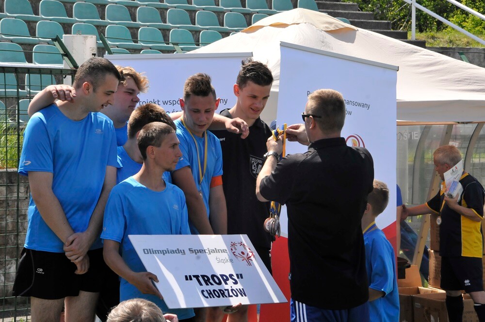 Dzisiaj na stadionie „Grunwald” w Halembie, już po raz XVI, w ramach Tygodnia Godności Osób Niepełnosprawnych odbył się Regionalny Turniej Piłki Nożnej Olimpiad Specjalnych.