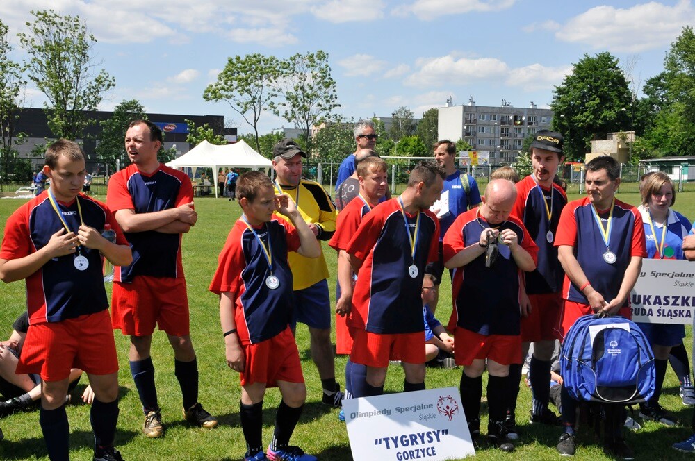Dzisiaj na stadionie „Grunwald” w Halembie, już po raz XVI, w ramach Tygodnia Godności Osób Niepełnosprawnych odbył się Regionalny Turniej Piłki Nożnej Olimpiad Specjalnych.