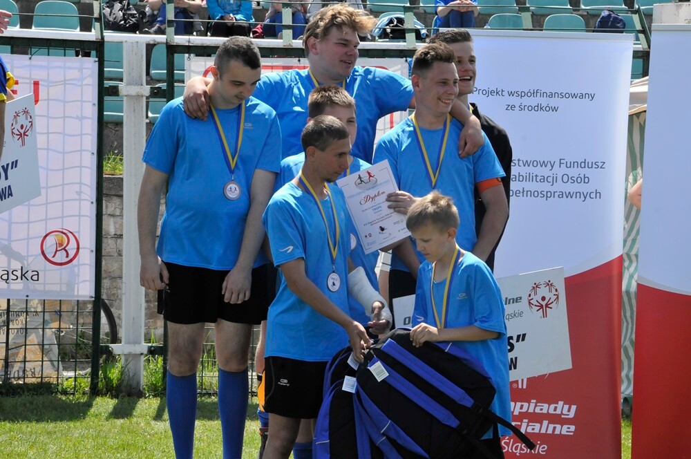 Dzisiaj na stadionie „Grunwald” w Halembie, już po raz XVI, w ramach Tygodnia Godności Osób Niepełnosprawnych odbył się Regionalny Turniej Piłki Nożnej Olimpiad Specjalnych.