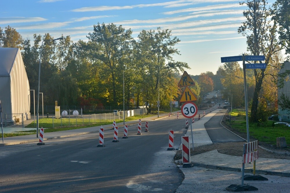 W marcu br. rozpoczęła się naprawa szkód górniczych na ulicy Czarnoleśnej w Rudzie Śląskiej. Od tego czasu ulica została zamknięta dla ruchu pojazdów osobowych. Trwa kompleksowa przebudowa drogi. Jak wygląda przebieg prac? Zobaczcie zdjęcia.

fot. Jacek Knapik