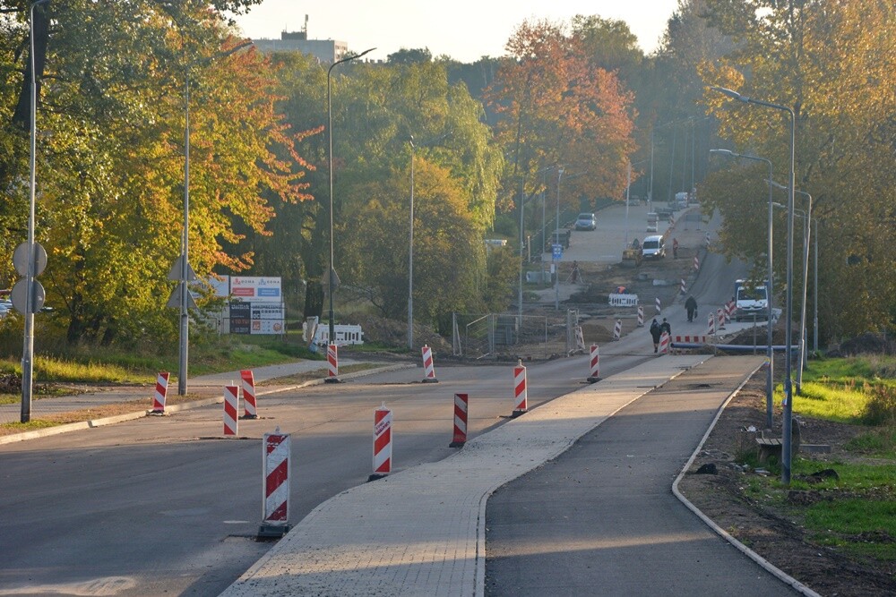 W marcu br. rozpoczęła się naprawa szkód górniczych na ulicy Czarnoleśnej w Rudzie Śląskiej. Od tego czasu ulica została zamknięta dla ruchu pojazdów osobowych. Trwa kompleksowa przebudowa drogi. Jak wygląda przebieg prac? Zobaczcie zdjęcia.

fot. Jacek Knapik
