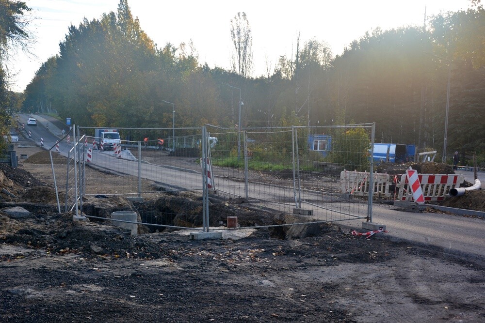 W marcu br. rozpoczęła się naprawa szkód górniczych na ulicy Czarnoleśnej w Rudzie Śląskiej. Od tego czasu ulica została zamknięta dla ruchu pojazdów osobowych. Trwa kompleksowa przebudowa drogi. Jak wygląda przebieg prac? Zobaczcie zdjęcia.

fot. Jacek Knapik