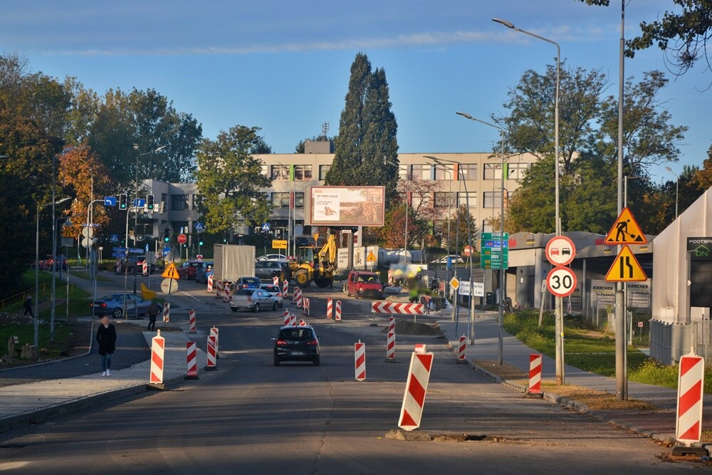 W marcu br. rozpoczęła się naprawa szkód górniczych na ulicy Czarnoleśnej w Rudzie Śląskiej. Od tego czasu ulica została zamknięta dla ruchu pojazdów osobowych. Trwa kompleksowa przebudowa drogi. Jak wygląda przebieg prac? Zobaczcie zdjęcia.

fot. Jacek Knapik