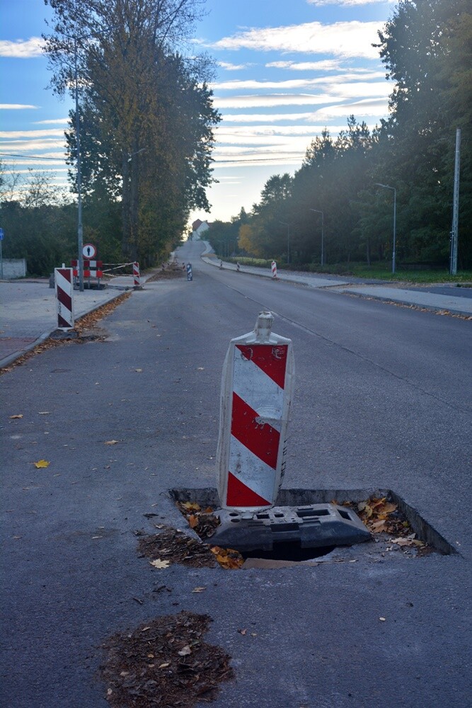 W marcu br. rozpoczęła się naprawa szkód górniczych na ulicy Czarnoleśnej w Rudzie Śląskiej. Od tego czasu ulica została zamknięta dla ruchu pojazdów osobowych. Trwa kompleksowa przebudowa drogi. Jak wygląda przebieg prac? Zobaczcie zdjęcia.

fot. Jacek Knapik