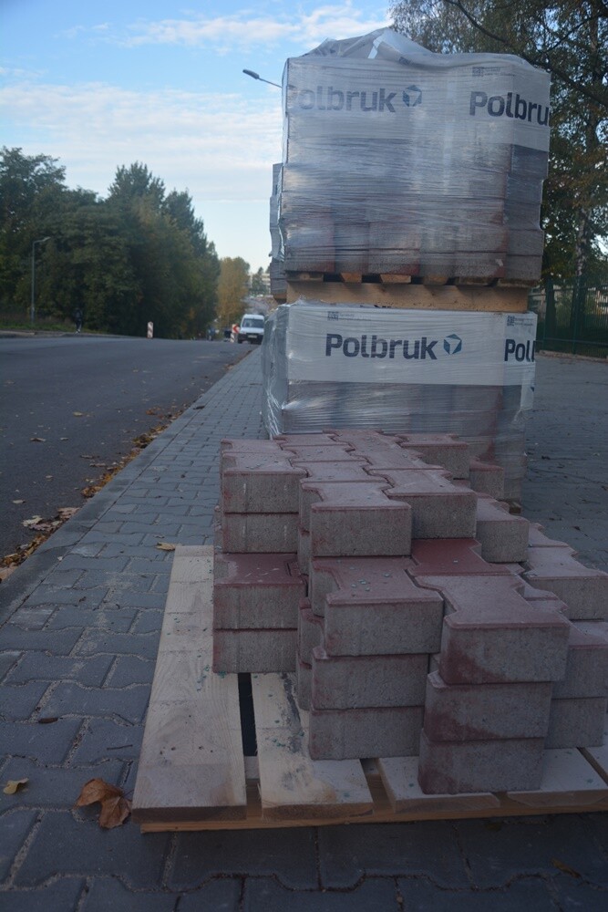 W marcu br. rozpoczęła się naprawa szkód górniczych na ulicy Czarnoleśnej w Rudzie Śląskiej. Od tego czasu ulica została zamknięta dla ruchu pojazdów osobowych. Trwa kompleksowa przebudowa drogi. Jak wygląda przebieg prac? Zobaczcie zdjęcia.

fot. Jacek Knapik